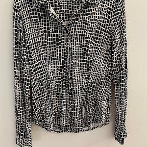 Kenneth Cole Black and White Patterned Silk Button Up. Size-M